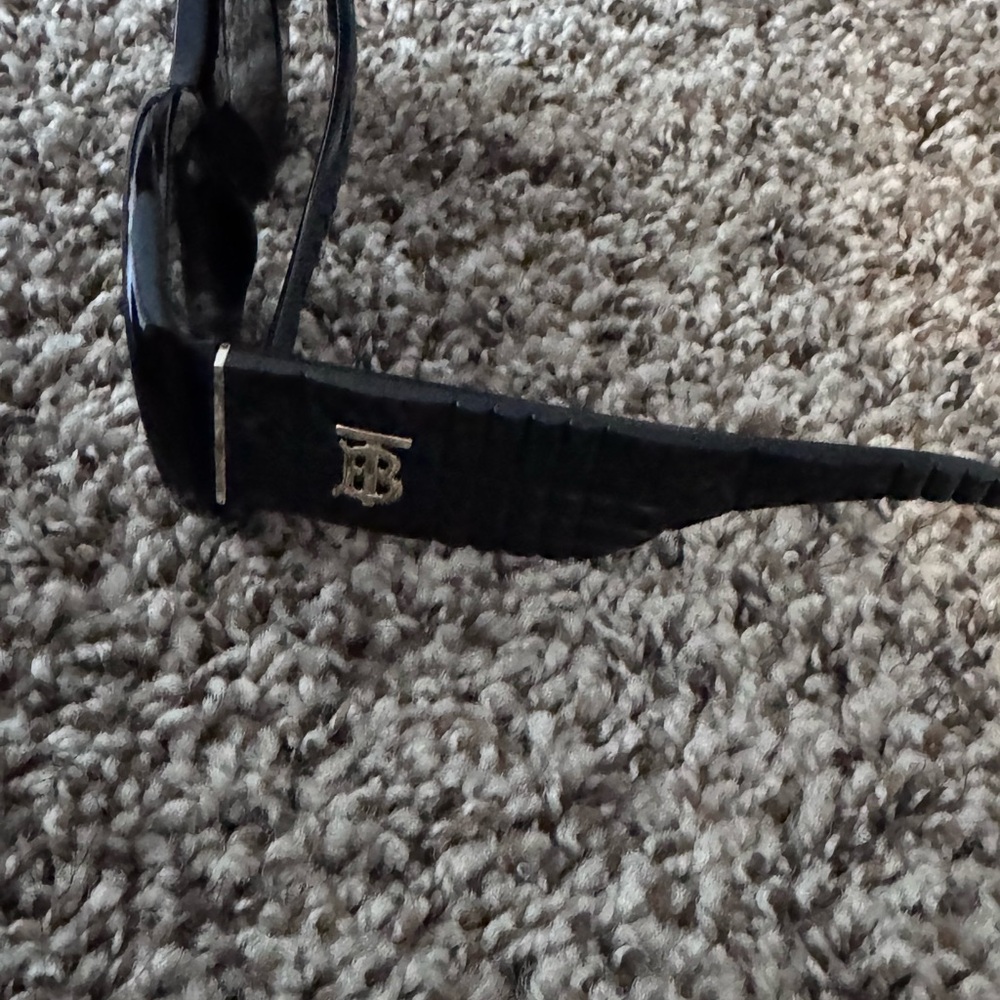Burberry Black and Tan Oversized Sunglasses - Picture 6 of 10
